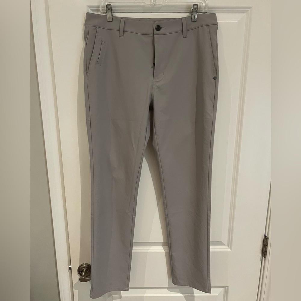 Vuori Cascade Tech Chino Pants in Fog Size 32